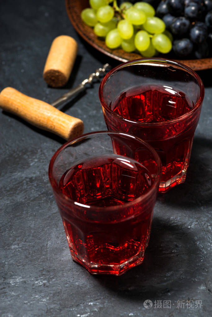 两杯红色的年轻葡萄酒在黑暗的背景上俯视