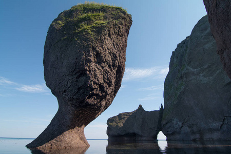 海洋中的大岩石，类似于nefertiti