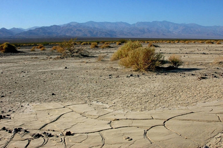 山区山谷中开裂的土干粘土沙漠。 美国加州死亡谷国家公园