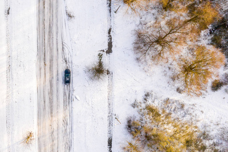黑色汽车在冬季道路上行驶的鸟瞰图。