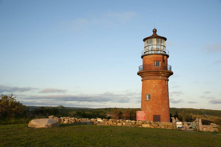 日落由西夸迪头灯塔与其红白条纹被称为糖果灯在东缅因州新英格兰。 信标位于美国最东端。