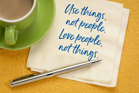 用东西而不是人。 爱别人而不是东西。 餐巾纸上的个人笔迹和一杯咖啡。