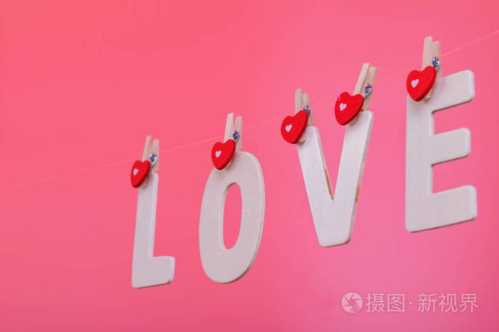爱情这个词挂在粉色背景上情人节