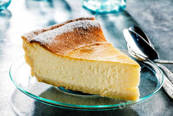 蓝色木桌上美味的自制奶酪蛋糕选择性聚焦