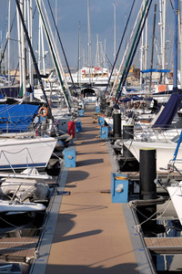 码头有许多停泊游艇在平静的码头水在明亮的夏日垂直景观