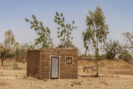 典型的房子在瓦加杜古郊区乡镇或贫民窟布基纳法索西非。