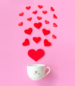 情人节与红心, 杯子咖啡在粉红色的背景, 复制空间情人节概念。扁平