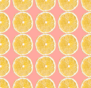 新鲜黄色柠檬片无缝图案。 在粉彩背景上关闭柑橘类水果片。 摄影棚摄影。