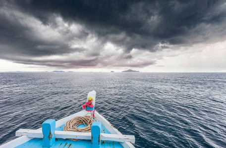 如乘船去岛上，雨下得很近，天气很危险