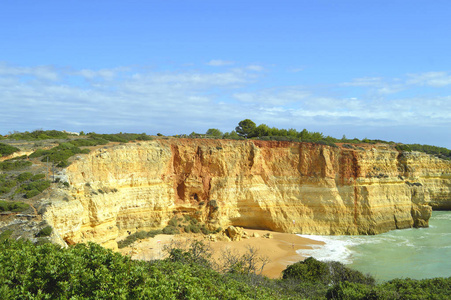 葡萄牙阿尔加维海岸贝纳吉海滩上壮观的岩层