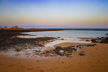 西班牙加那利群岛的日出在 caleta de fuste fuerteventura 海滩