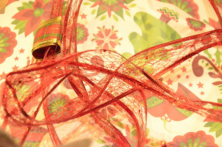 闪亮的红色丝带礼品包装节日礼物特写