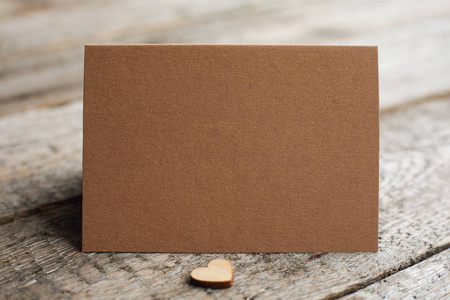 空白棕色纸贺卡，有文字和木制心情人节概念的复制空间