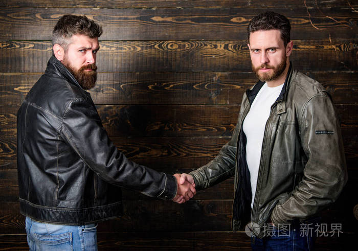 真正的男人和兄弟情谊有力的握手.残酷的家伙的友谊.