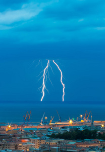 雷电风暴闪电在夜间海上背景。