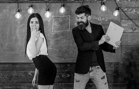 校长惩罚性感的学生在她的臀部拍打.