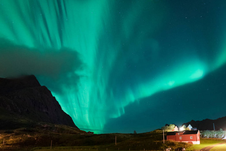 北极光极光在被照亮的渔村 reine lofoten 海岛