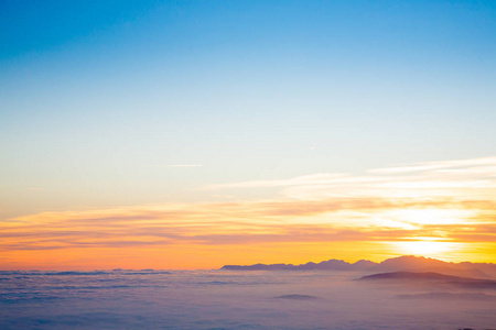 从意大利阿尔卑斯山日落时的山形轮廓。云背景