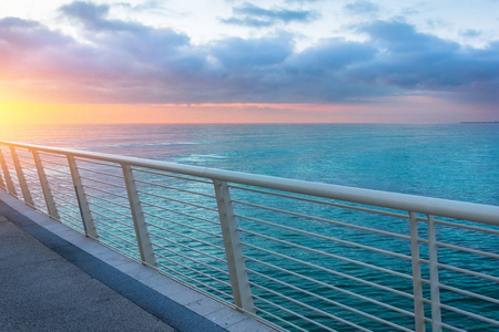 日落时从堤岸栅栏海洋中观看