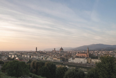 从这座城市的角度看，意大利佛罗伦萨在一天中的美好时光是一个不真实的全景景观。佛罗伦萨非常美丽的风景