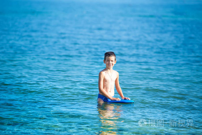 带着浮潜的小男孩在海边。可爱的孩子戴着面具和鳍在沙滩上潜水。海洋海岸