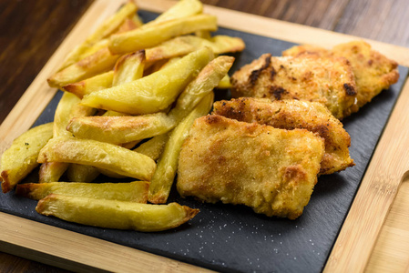 鱼和薯条常用于英国酒吧的食物图片