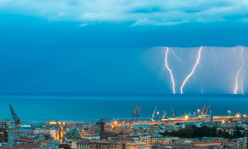 雷电风暴闪电在夜间海上背景。