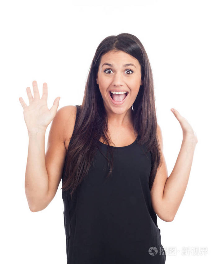 美丽快乐的年轻女子穿着黑色的衣服,双手举在空中