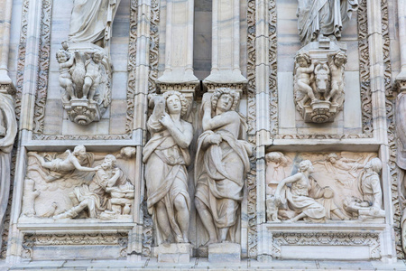 米兰大教堂Duomodi Milano哥特式教堂的细节米兰意大利。 它是意大利最大的教堂，也是世界第三大教堂