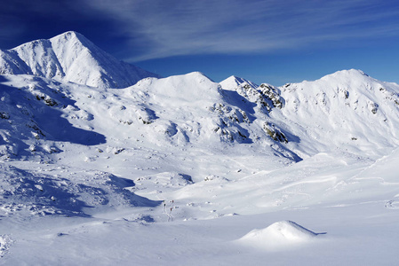 罗马尼亚国家公园里的冬季高山景观。 白雪覆盖的风景。