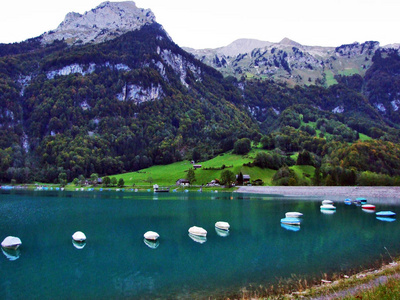 瑞士格勒鲁斯州格勒鲁斯山脉的高山湖。