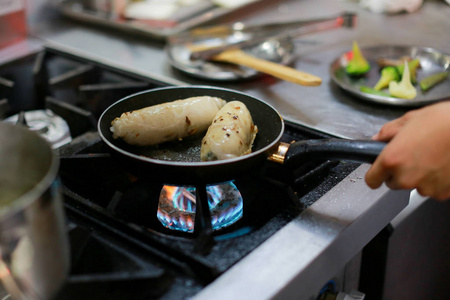 燃气做饭厨师在厨房做饭,厨师准备食物照片