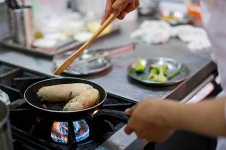 厨师在厨房做饭，厨师准备食物