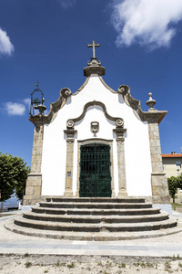 加略山之主礼拜堂的正面，建于十九世纪，洛可可式建筑，位于葡萄牙贝拉阿尔塔的古韦亚