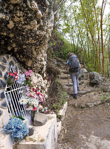 孤独的女人在岩石小径上徒步旅行