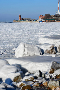 符拉迪沃斯托克阿穆尔湾冬季，阳光明媚，寒冷的一天