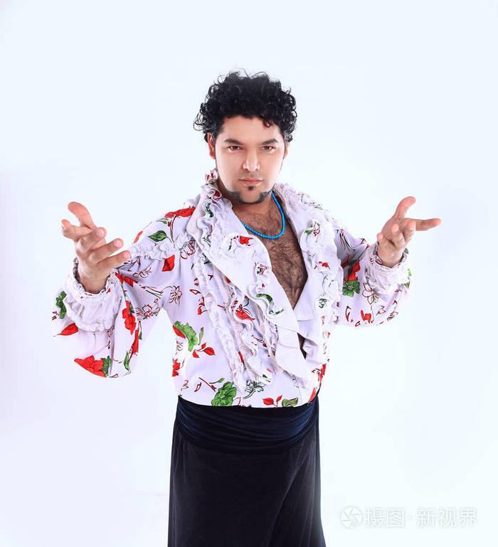 白色背景下吉普赛服装专业男舞者肖像