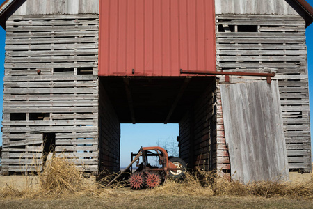 农村开放农田中的旧木仓. 伊利诺伊州照片
