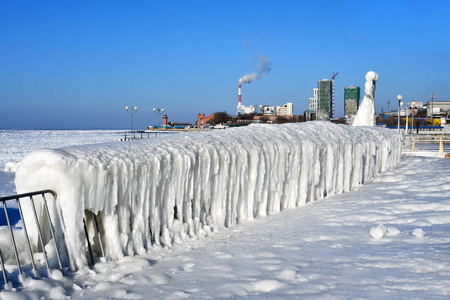 符拉迪沃斯托克阿穆尔湾古色古香的冰筑在尤比列尼海滩的长廊上