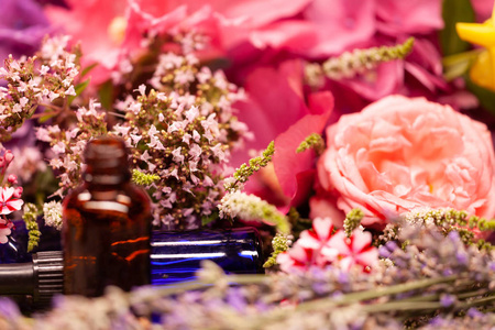 芳香疗法用的鲜花和精油瓶