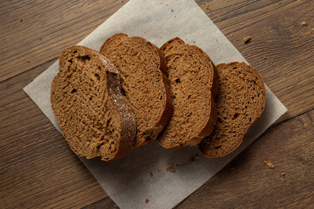 切割质朴的酸面面包图片-切割质朴的酸面面包素材-切割质朴的酸面面包