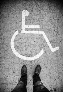 残疾人在沥青通道上的残疾标志