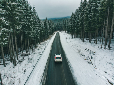 雪道SUV的自由概念鸟瞰。 公路旅行。 汽车旅行。 美丽的山