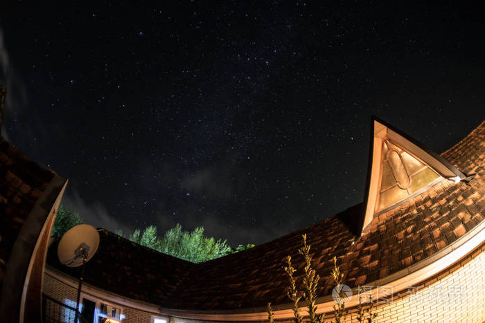星星在房子的深夜,美丽的夜空屋顶的房子秋夜. 长期接触