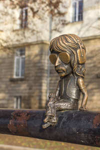 人类的青铜身材。 伪造的产品。 城市纪念碑。 为游客提供娱乐。 城市的外部装饰。 乌克兰西部乌日戈罗德的雕像。 有趣的小家伙。