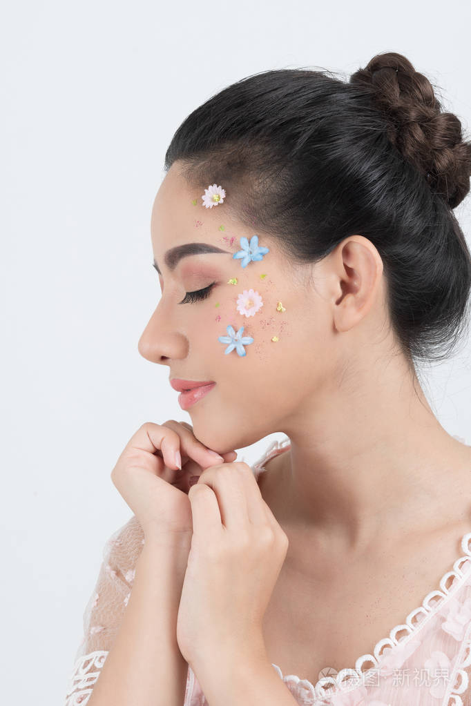 时尚美容化妆,花在脸上美丽的女人.