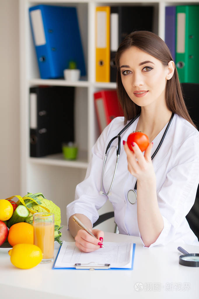 饮食和健康的概念微笑的营养师在她的办公室