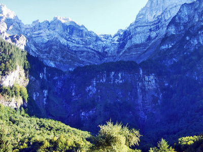 高山峰VorderGlarnisch位于Klontalersee湖和瑞士Glarus的linthal山谷州上空。