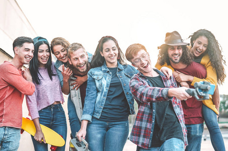 在城市里用万向节智能手机相机制作视频,时尚的年轻人在社交媒体网络