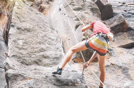 运动健壮汉攀岩攀岩攀岩者在峡谷山上表演极限运动生活方式旅行和肾上腺素的概念